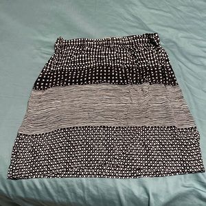 Loft skirt in black and white. Size 4